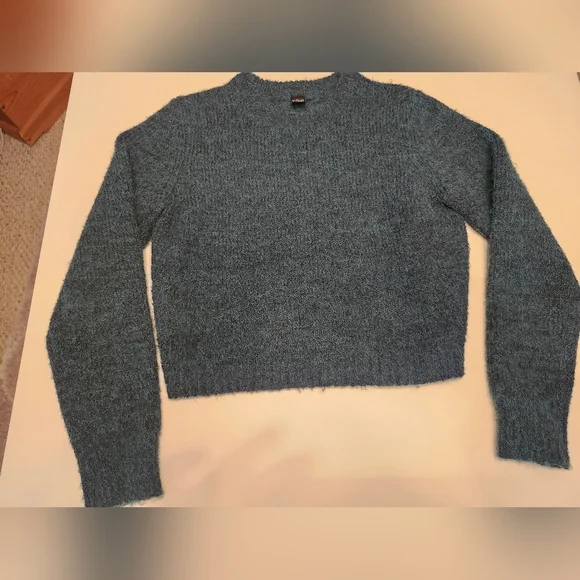 Cozy Cropped Fuzzy Knit Sweater | Size Small | Soft & Trendy - Picture 2 of 9